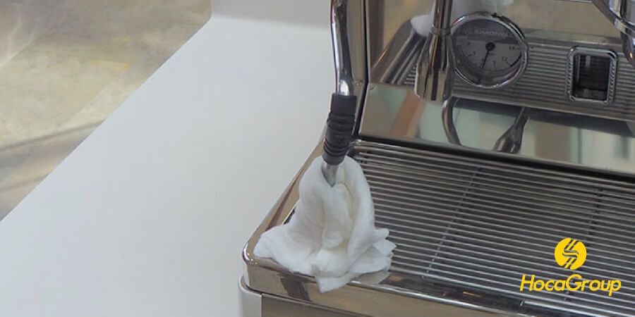 Vòi đánh sữa phải vệ sinh bằng khăn ướt ngay sau khi vừa sử dụng xong
