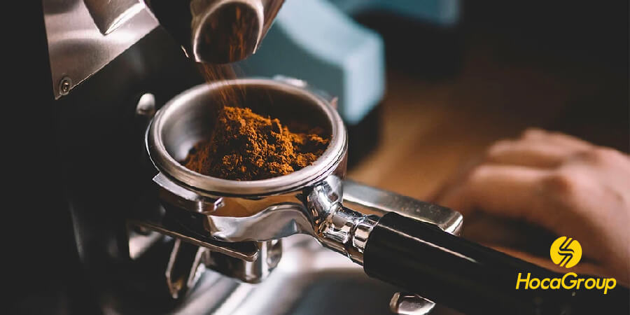 Cà phê bột đang xay trực tiếp từ máy xay cà phê chuyên nghiệp