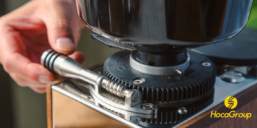 Điều chỉnh cài đặt độ mịn trên máy xay cà phê