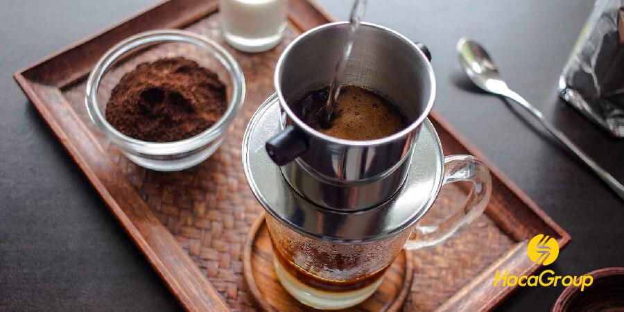 Cà phê phin mới được pha từ cà phê hạt rang