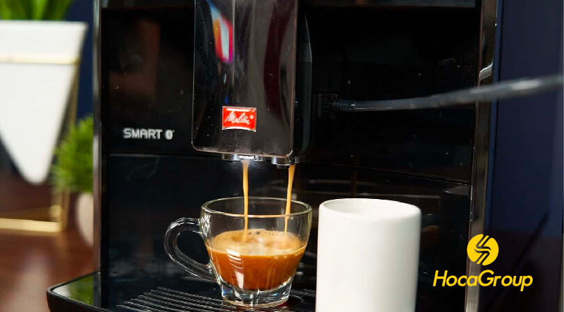 Pha cafe espresso từ máy pha cafe tự động Melitta Caffeo Barista TS Smart