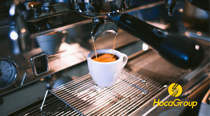 một loại cà phê espresso rang đậm được đánh bông với đường để tạo ra màu caramel