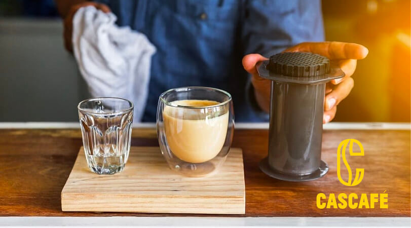 Cà phê latte pha cafe bằng phương pháp aeropress